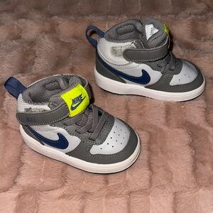 Nike Kids Gray and Navy Sneakers Child Size 5
